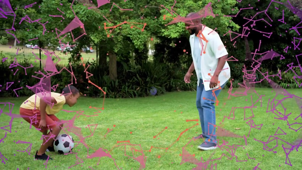 Verticale video: Vader traint zoon op gazon, jongen duikt naar voetbal en blokkeert paars-oranje overlay.