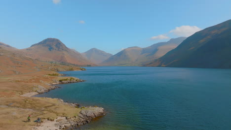 Aguas-Residuales-Wasdale-Head-Distrito-De-Lagos-Parque-Nacional-De-La-Unesco,-Amanecer-Aéreo-Retrocede-Sobre-El-Lago-A-Bajo-Nivel-Y-Luego-Se-Eleva-Maviic-3-Cine-Prores-422---Clip-3