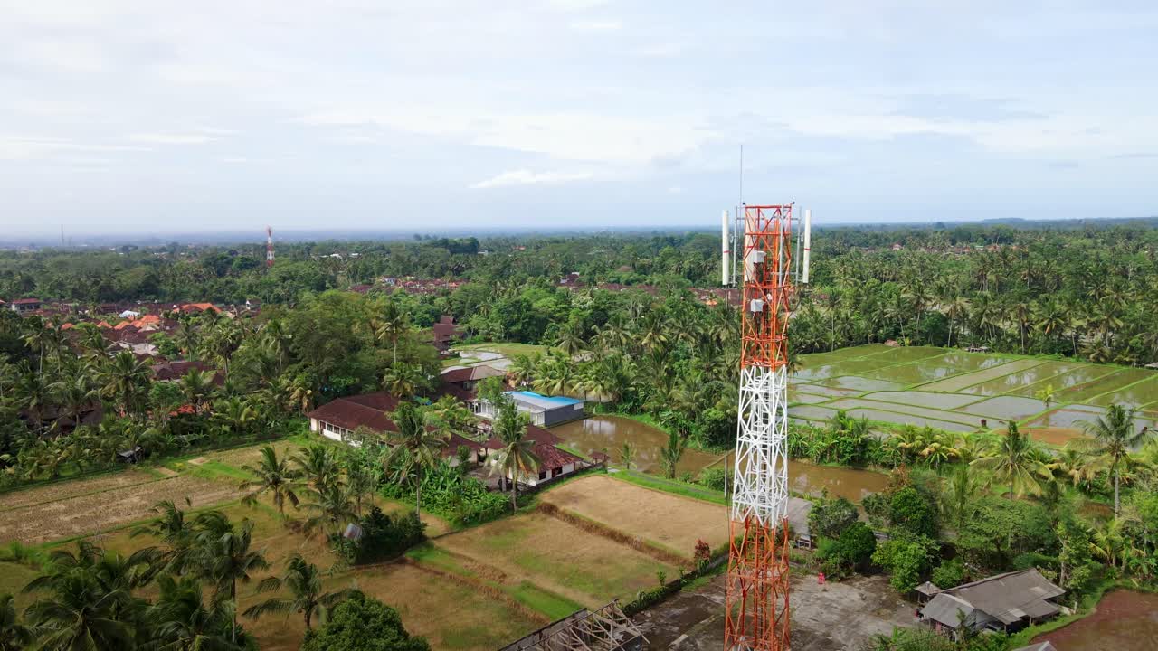 torre de telecomunicaciones erigida sobre aldea rural y tierras de cultivo en bali, indonesia
