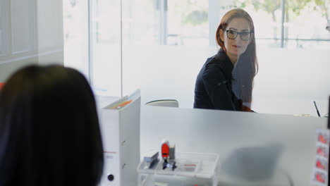 mujeres ejecutivas interactuando entre sí 4k
