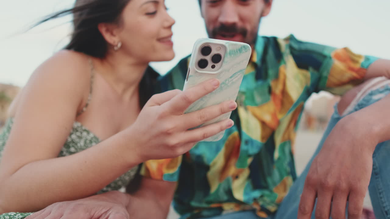 Pár se dívá na smartphone