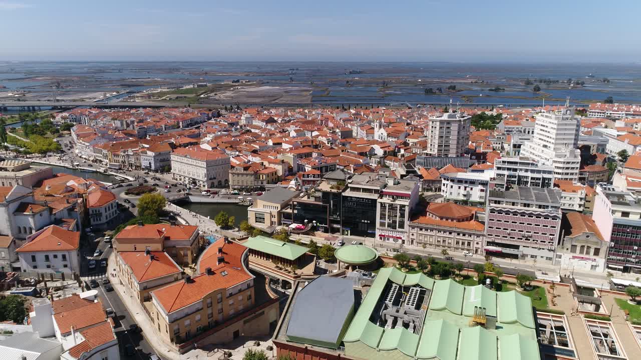Veduta aerea della città vecchia tradizionale di Aveiro dal nord del Portogallo