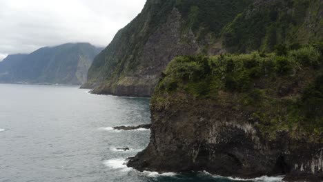 Antena-Vuela-A-Lo-Largo-De-La-Costa-De-Seixal-Y-Revela-Una-Pequeña-Cascada,-Madeira