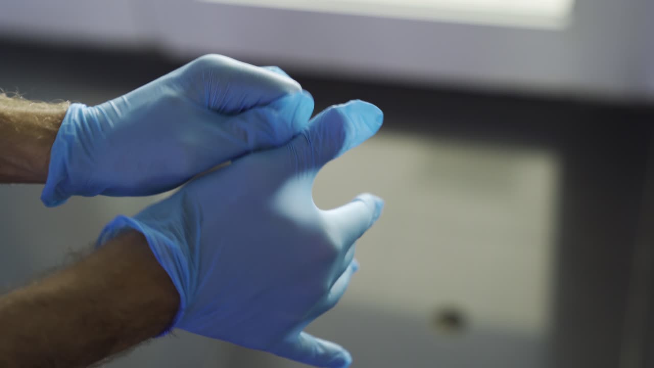 ponerse guantes médicos