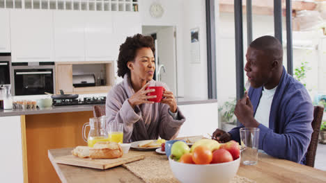 video de una feliz pareja afroamericana tomando el desayuno juntos