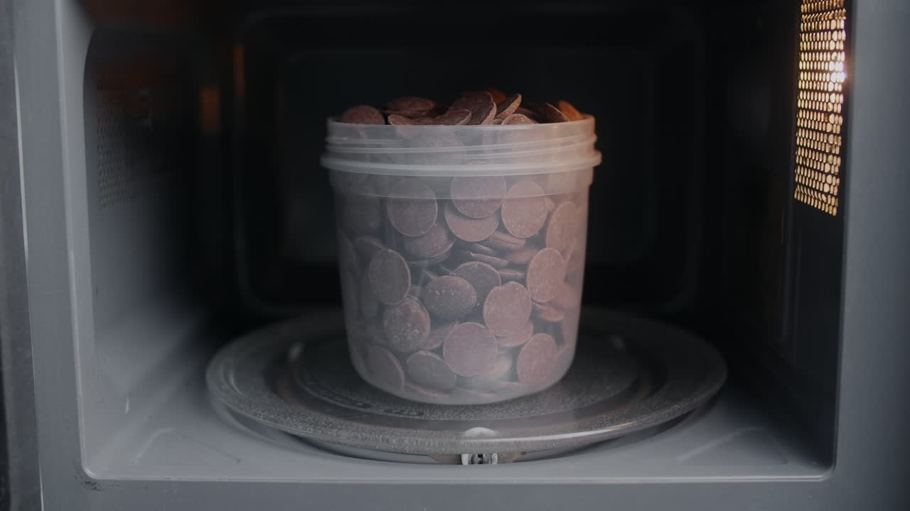 Sciogliere gocce di cioccolato nel microonde