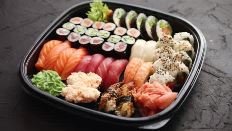 Varios-Tipos-De-Sushi-En-Un-Plato-O-Set-De-Platos