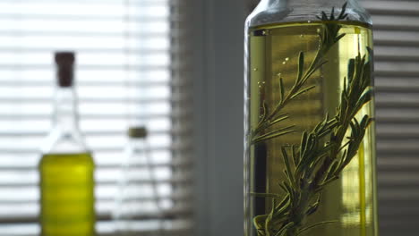romero hierba cae botella de aceite de oliva. hierbas y especias. aceite de oliva virgen extra