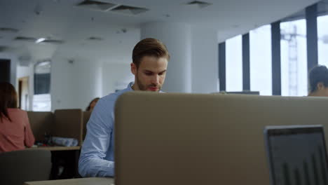 Hombre-De-Negocios-Leyendo-Buenas-Noticias-En-La-Computadora-Portátil.-Empresario-Masculino-Celebrando-El-éxito