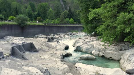 increíble río serio con sus cristalinas aguas verdes, bergamo, valle seriana, italia