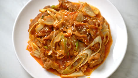 Gebratenes-Schweinefleisch-Mit-Koreanischer-Gewürzpaste-Und-Kimchi---Koreanischer-Essensstil