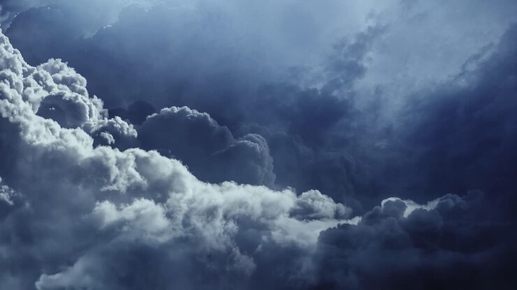Temporale 4K, dense nubi cumulonembi che si muovono nel cielo