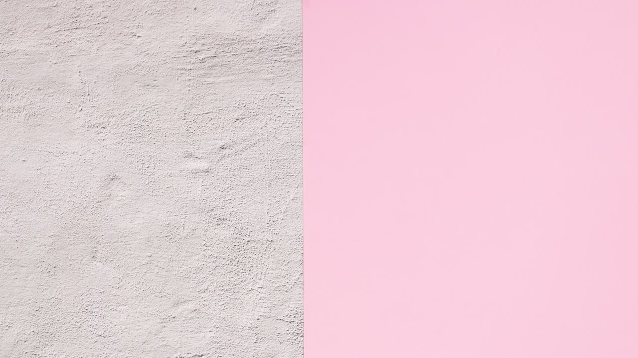 botellas con productos para el cuidado de la piel que llenan la mitad de la mesa.