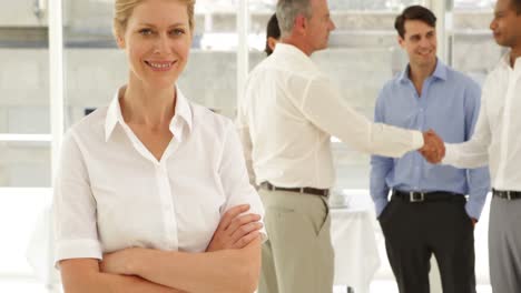 mujer de negocios sonriendo frente a su personal