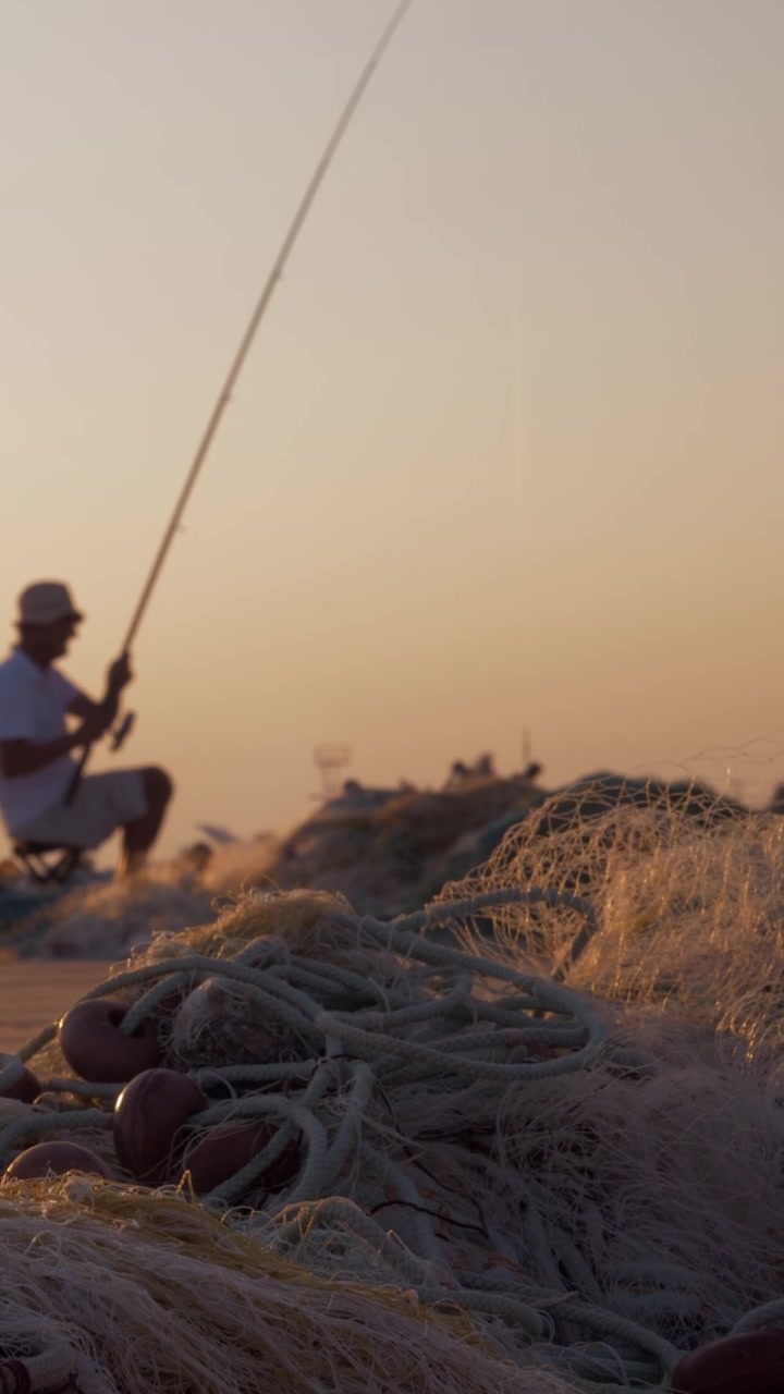 Pesca en el pequeño muelle al atardecer