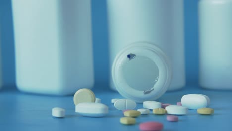 pastillas variadas y frascos de medicamentos