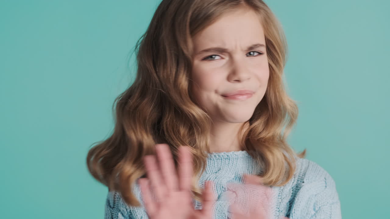 подростковая белая девушка не согласна с камерой.