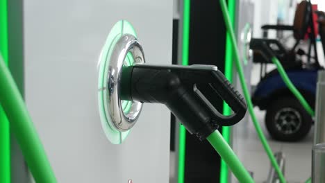 primer plano de una estación de carga de vehículos eléctricos