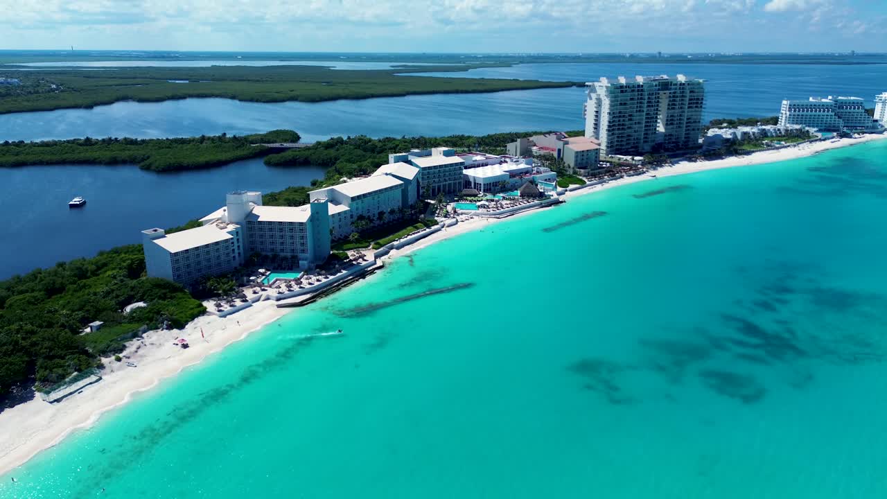 Paesaggio aereo con drone di lussuosi appartamenti e edifici di resort lungo la spiaggia sabbiosa di Cancun, baia con acqua cristallina, paradiso del Messico, Mar dei Caraibi, viaggi, turismo, vacanze.