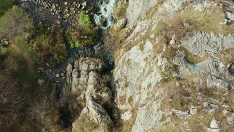 Stromschnellen-In-Einem-Kleinen-Bergbach.-Luftaufnahme