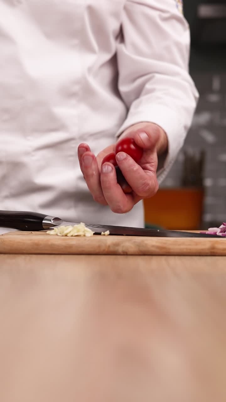 el chef está preparando tomates cereza.