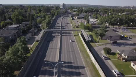 Una-Autopista-A-Través-De-La-Ciudad-Con-Tráfico-Ligero