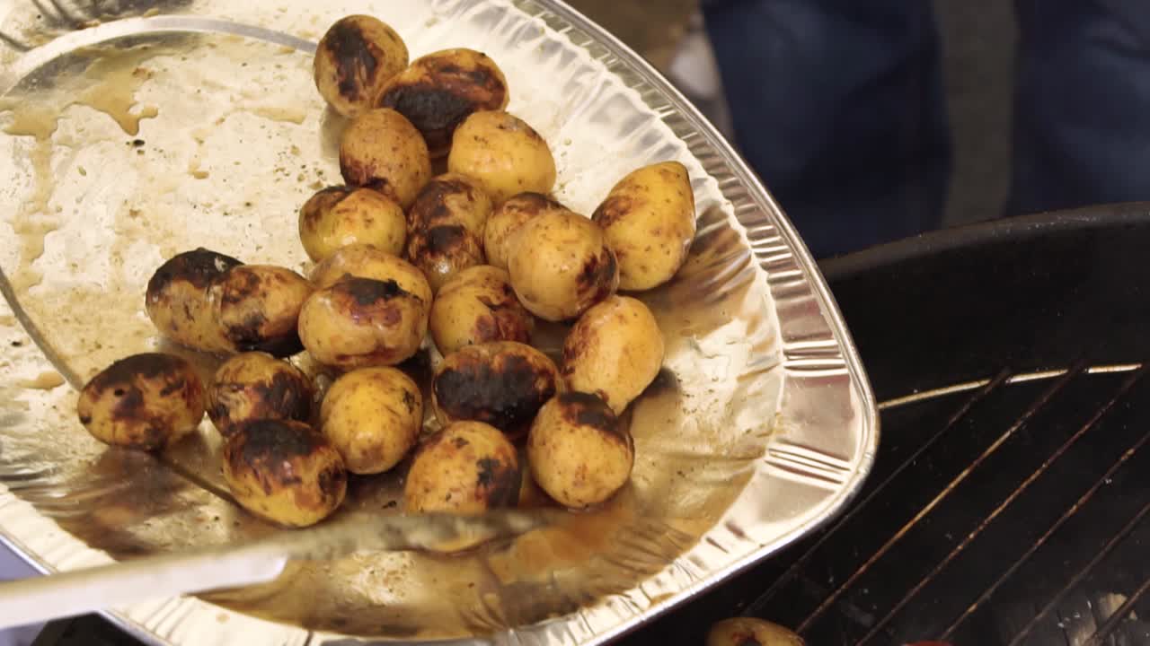 cocinar salchichas en una parrilla de carbón