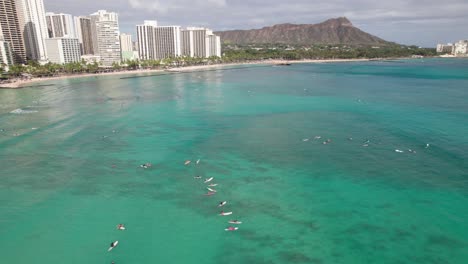 Panorama-Aéreo-De-Surfistas-En-El-Agua-En-La-Playa-Waikiki-De-Hawai