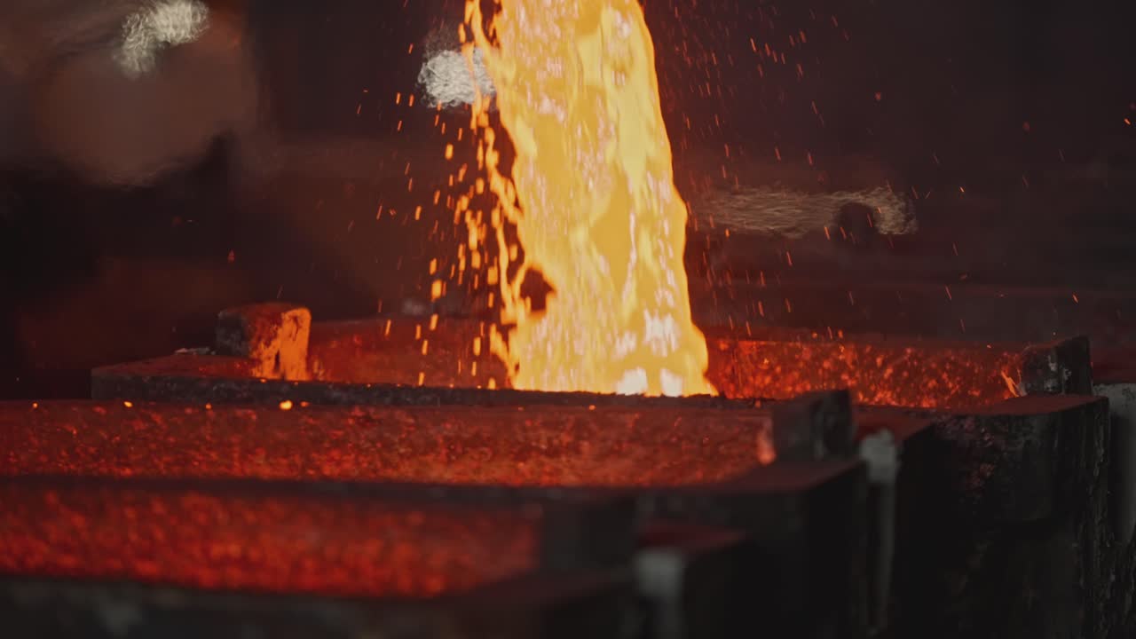 расплавленный металл наливается в форму