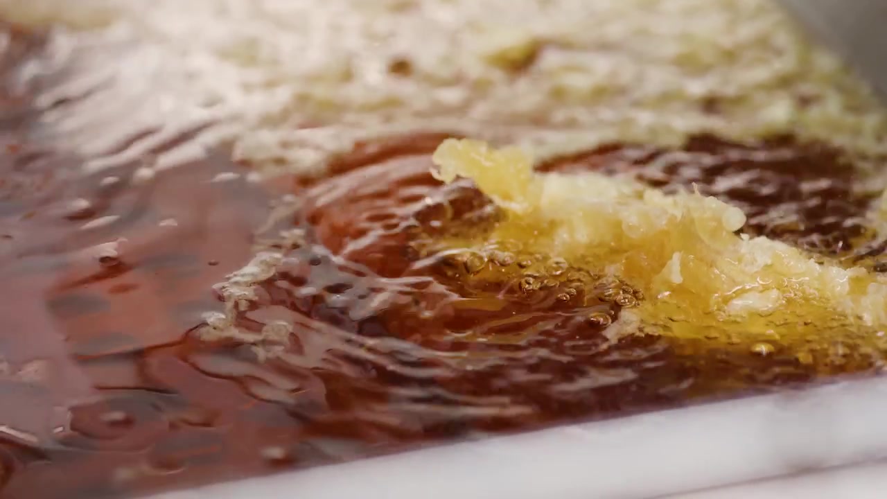 Zbliżenie na panierowane krewetki smażące się w gorącym oleju w restauracji w Tokio w Japonii.