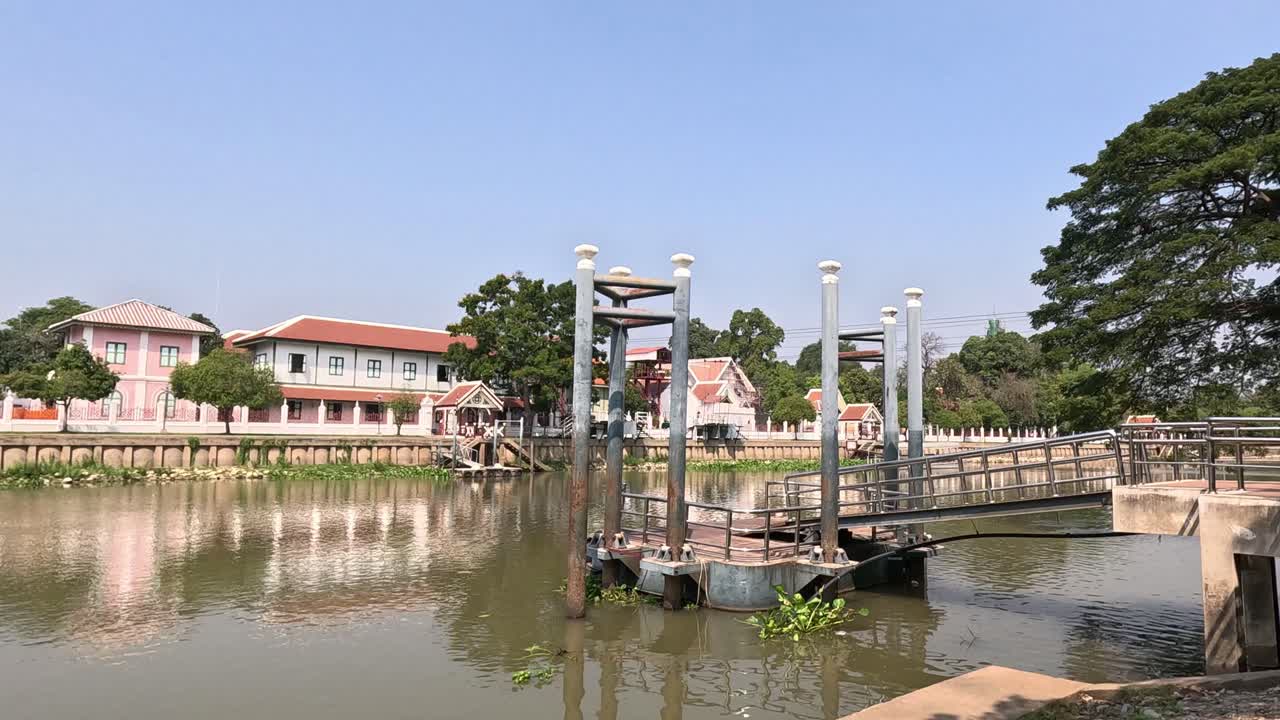 Progreso de la construcción de un puente sobre un río