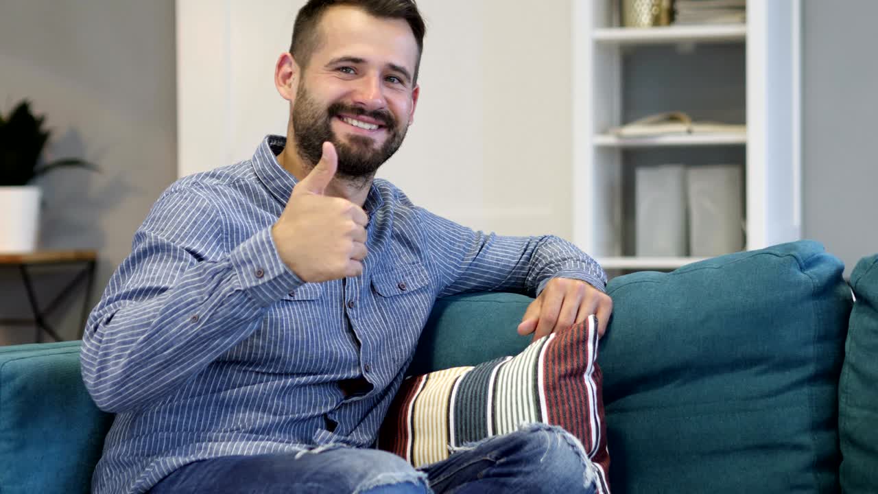 pulgares hacia arriba por hombre sentado casualmente, cerca