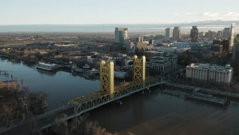 drone aéreo paralaje derecho del puente de la torre y el centro de sacramento, ca, incluido el antiguo sacramento - capitolio estatal en segundo plano durante el amanecer