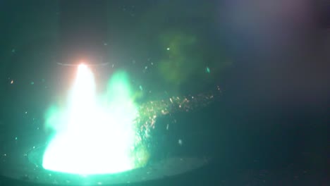 horno de arco de plasma fundiendo escamas de metal