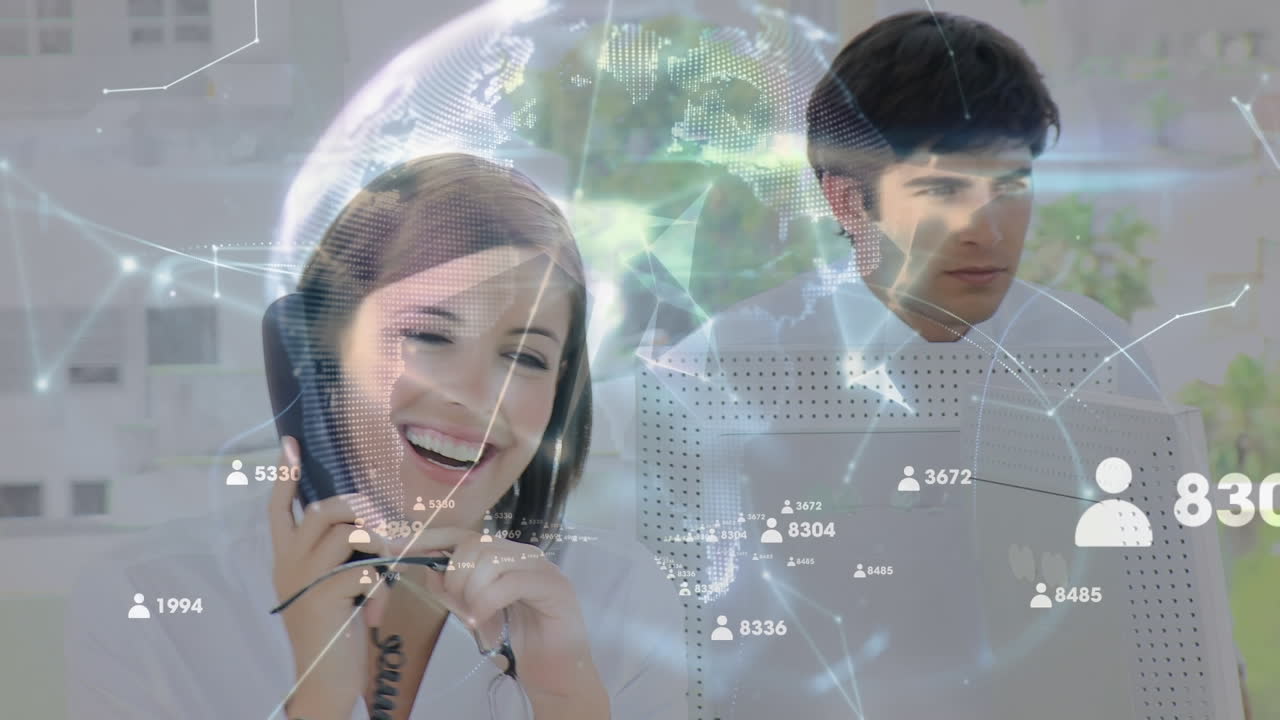animación de redes de conexiones y números a través de diversas personas de negocios que usan auriculares telefónicos
