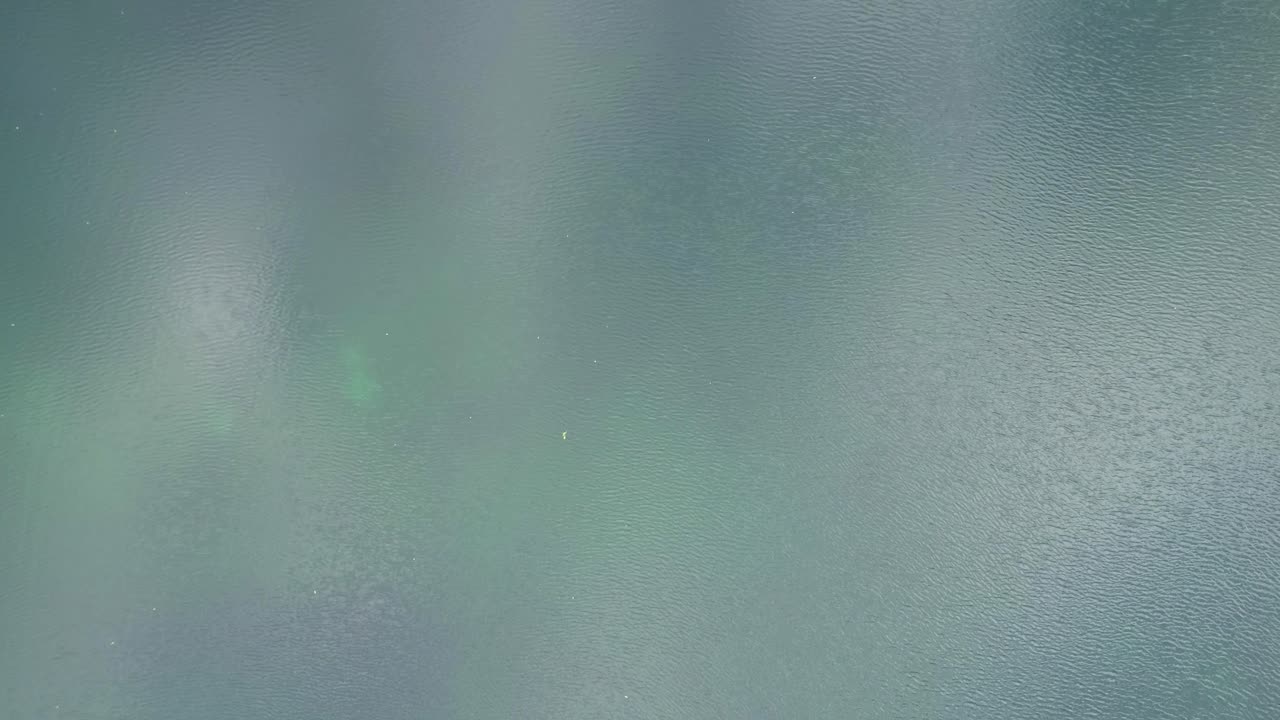 imágenes aéreas de drones 4k de la costa del lago de otoño