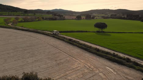 Autocaravana-Recorriendo-Las-Montañas-Verdes-Del-Mediterráneo