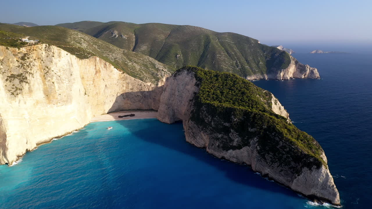 una toma cinematográfica de un dron de la playa de navagio