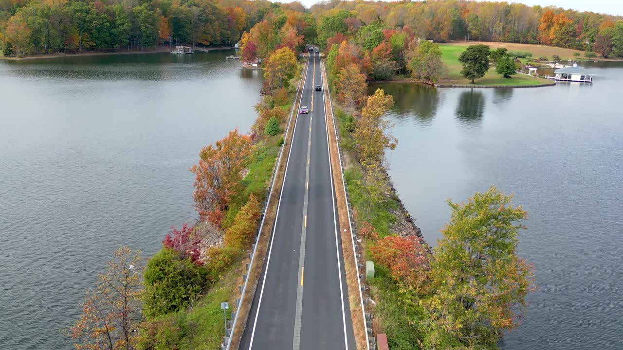 Ovenfra: En landevej ved Lake Anna i Virginia.