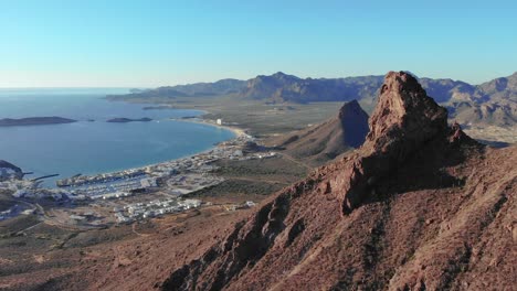 Luftaufnahme-Des-Bergblicks,-Der-Bucht-Und-Der-Stadt-San-Carlos,-Mexiko