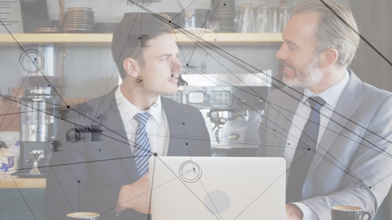 노트북을 사용하는 두 명의 코카시안 사업가에 대한 연결 네트워크의 애니메이션