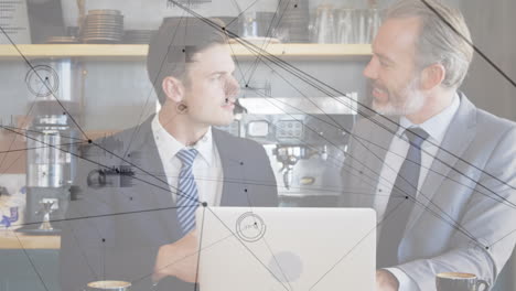 animación de redes de conexiones sobre dos empresarios caucásicos usando una computadora portátil
