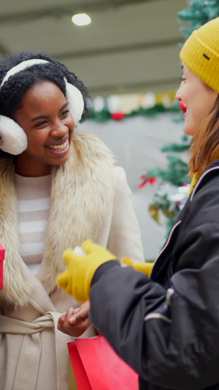 크리스마스를 축하하는 친구들