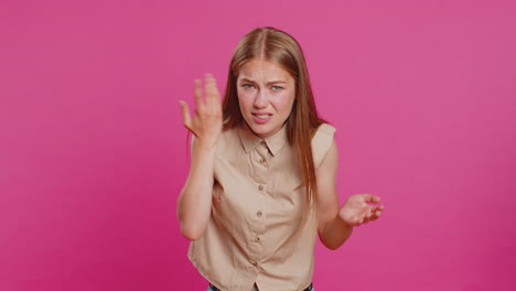 Mujer-Joven-Tratando-De-Escucharte,-Luciendo-Confundida-Y-Con-El-Ceño-Fruncido,-Manteniendo-El-Brazo-Cerca-De-La-Oreja-Para-Escuchar-La-Voz-Más-Fuerte