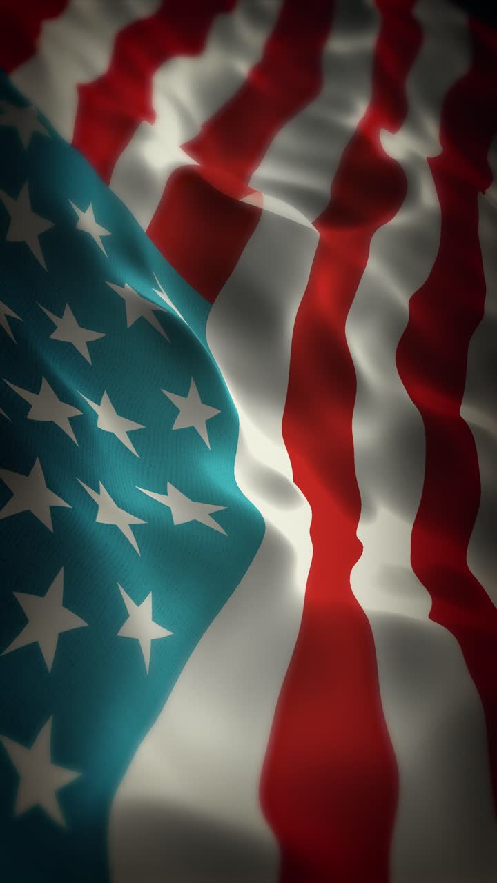 Orientamento verticale 9:16 della bandiera degli Stati Uniti che sventola al vento. Animazione in loop senza interruzioni di alta qualità ottimizzata per schermi mobili e sfondi patriottici per festività sui social media