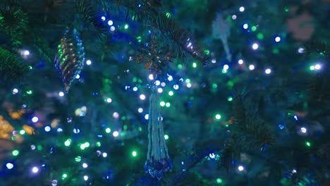 hermosos adornos colgantes de árboles de navidad con miniluces brillantes - navidad en tokio - toma de primer plano