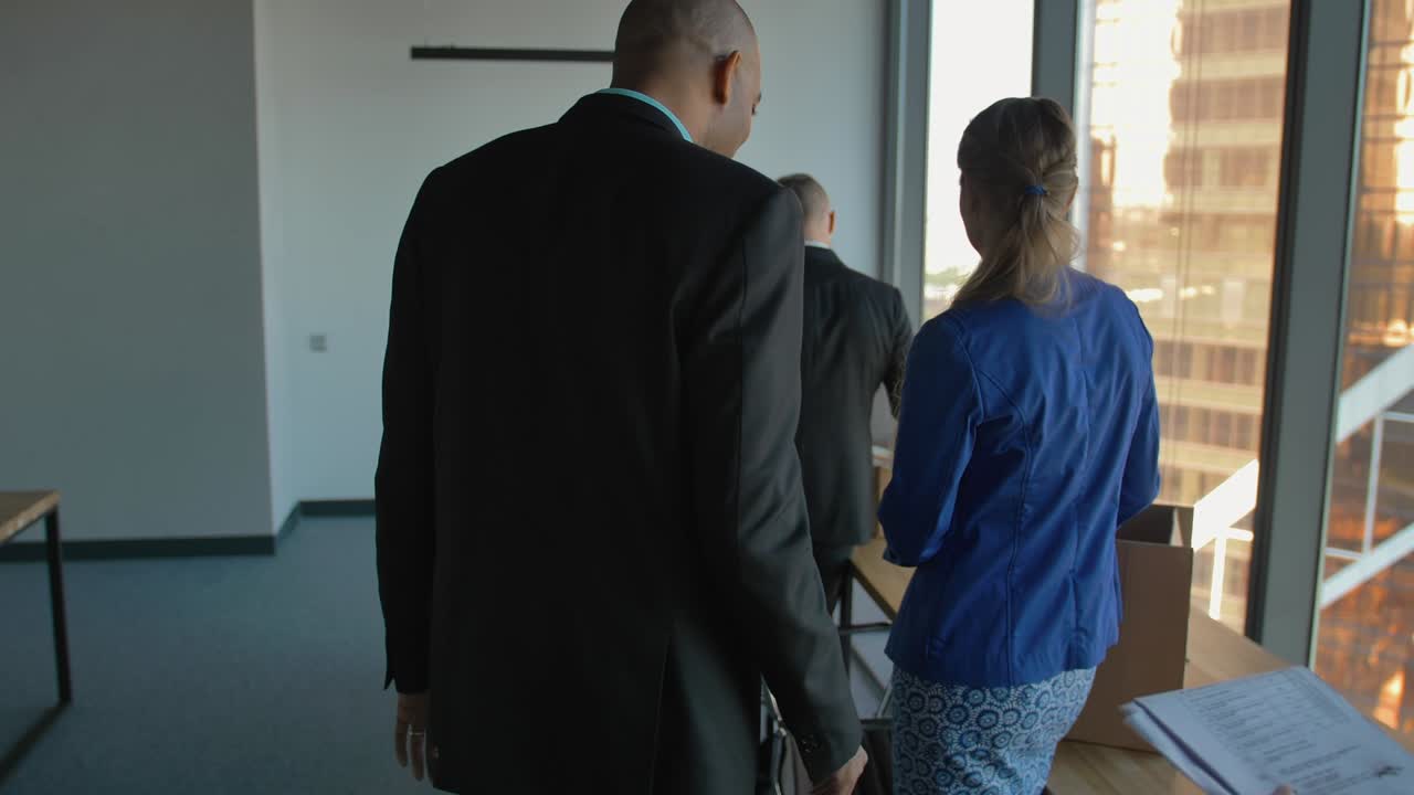 capo africano sicuro imprenditore ceo aiuto colleghi maschi e femmine