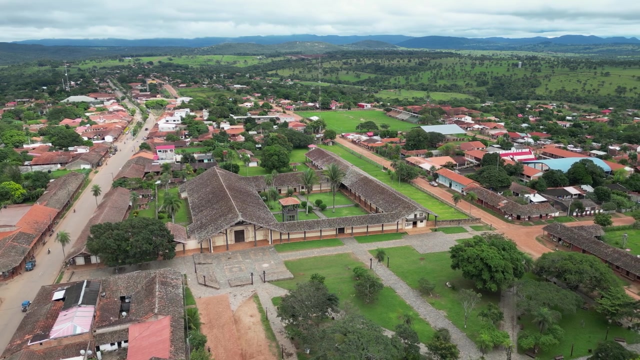 Overflyvning af bygningsgård ved katedralen St. Xavier i San Javier, BOL.
