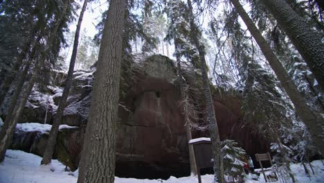 冬天森林中的皮倫基爾科岩石山,遠處有雪樹和人