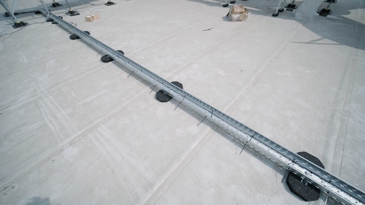 케이블은 생산 시설의 지붕에 놓여 있습니다.